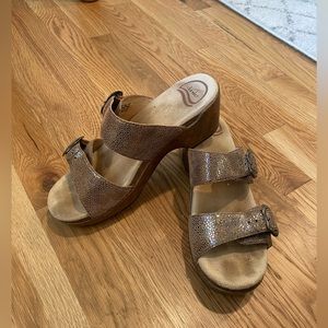 Dansko Sophie Metallic Tan Pebbled Leather Upper Sandals Womens Size 37